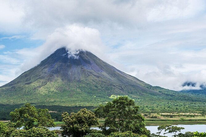 private-transfer-from-la-fortuna-to-juan-santamaria-airport-area