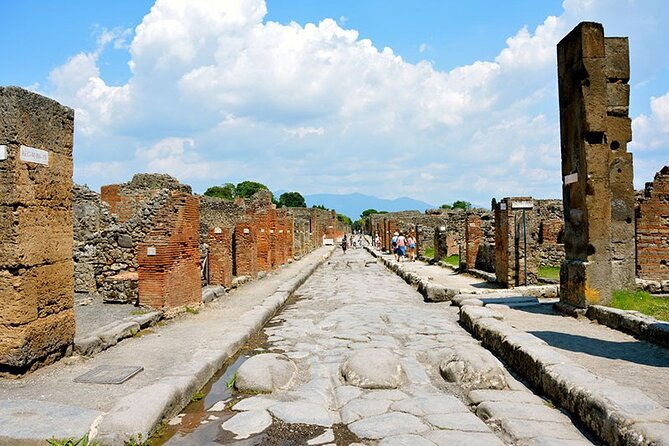 private-transfer-from-naples-to-positano-with-pompeii-ruins