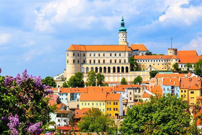 private-transfer-from-prague-to-vienna-with-2h-stop-in-mikulov