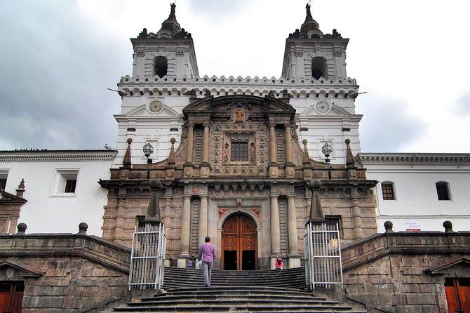 private-transfer-in-from-to-the-international-airport-mariscal-sucre-to-quito