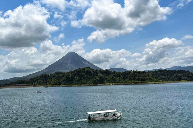 private-transfer-lake-crossing-from-arenal-to-monteverde-from-1-to-6-passengers
