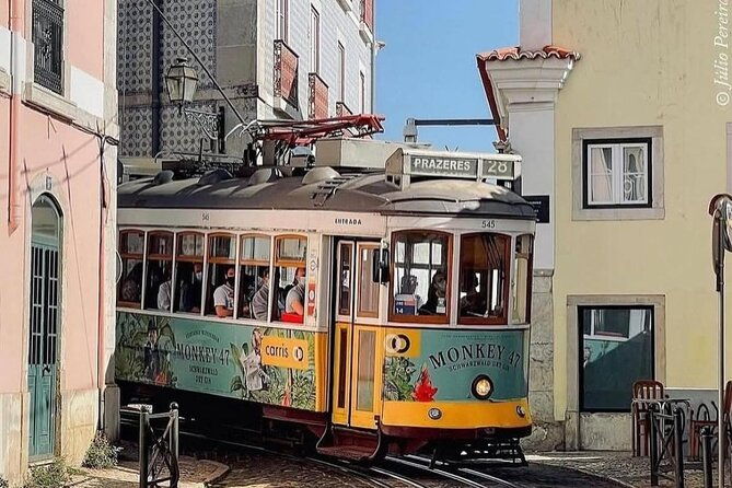 private-transfer-lisbon-to-porto-stop-at-obidos-nazare-and-aveiro