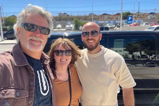 private-transfers-to-and-from-santorini-airport-port-to-oia