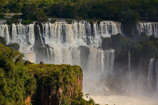 private-transport-with-guide-to-the-falls-on-the-argentinean-side
