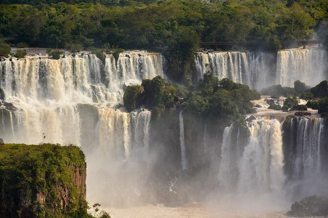private-transport-with-guide-to-the-falls-on-the-argentinean-side