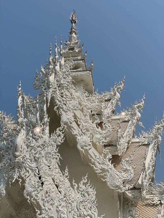 private-trip-chiang-rai-day-trip-white-temple-blue-temple