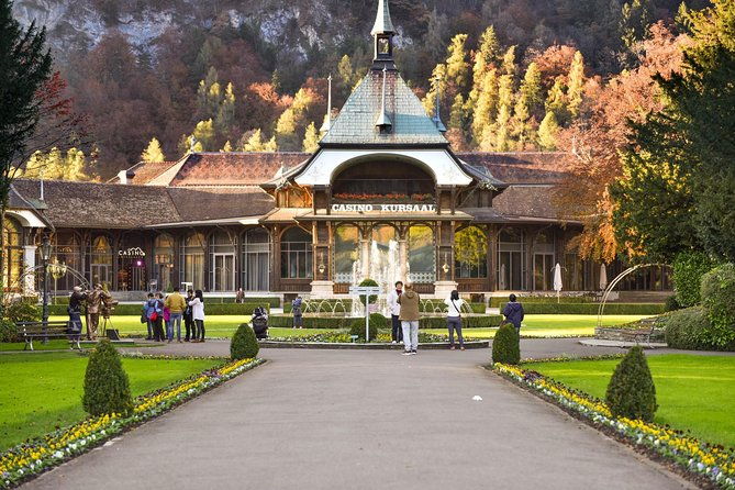 private-trip-from-geneva-to-the-swiss-capital-bern-paragliding-in-interlaken