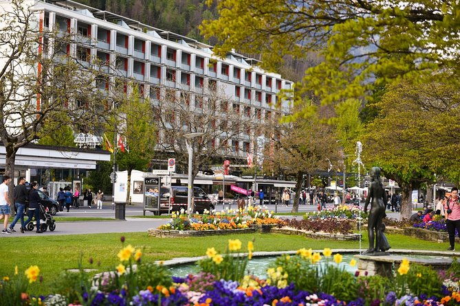 private-trip-from-geneva-to-the-swiss-capital-bern-paragliding-in-interlaken