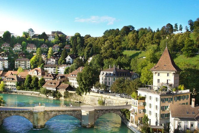 private-trip-from-geneva-to-the-swiss-capital-bern-paragliding-in-interlaken