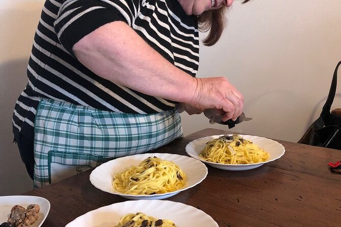 private-truffle-hunt-in-tuscany