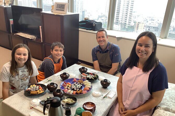 Private Tsukiji Market Tour and Sushi Making at a Local Home - Key Points