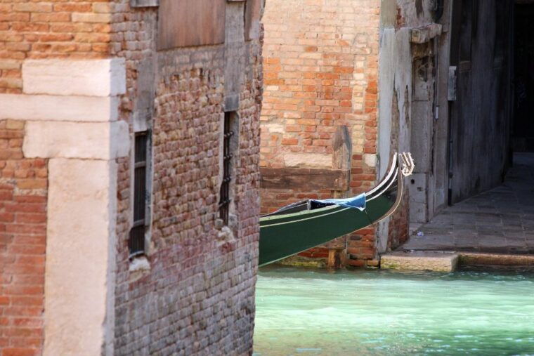 private-venice-walking-tour-and-gondola-ride