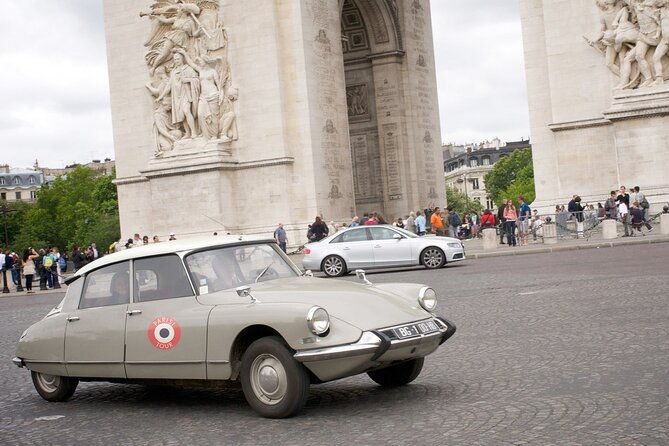 private-vintage-car-tour-of-paris-in-a-citroen-ds-2h-2