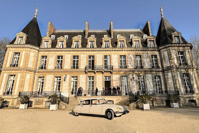 private-vintage-car-tour-of-paris-in-a-citroen-ds-2h