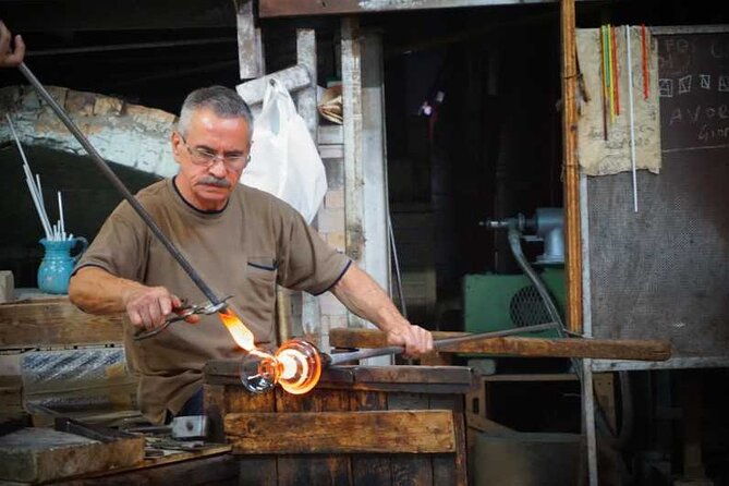 private-visit-to-murano-glass-factory-master-glassmaker-unique-pieces-2