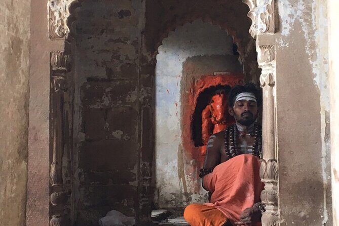 Private Walking Tour of Death and Rebirth Lanes in Varanasi - Culmination: Worship at a Local Temple