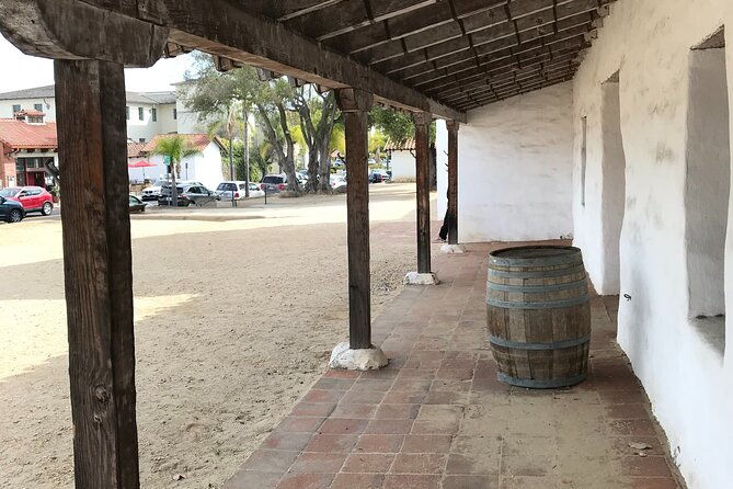 private-walking-tour-of-el-pueblo-viejo-in-santa-barbara-2