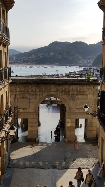 private-walking-tour-of-essential-spots-of-san-sebastian-2