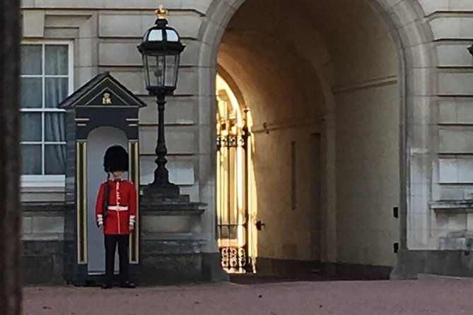 private-walking-tour-of-royal-london-with-changing-of-the-guard