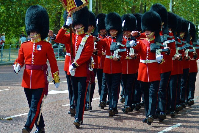 private-walking-tour-of-royal-london-with-changing-of-the-guard