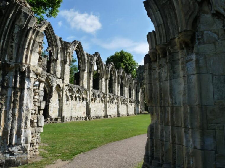 private-walking-tour-of-york-2