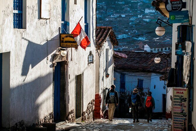 private-walking-tour-through-the-bohemian-neighborhood-of-san-blas