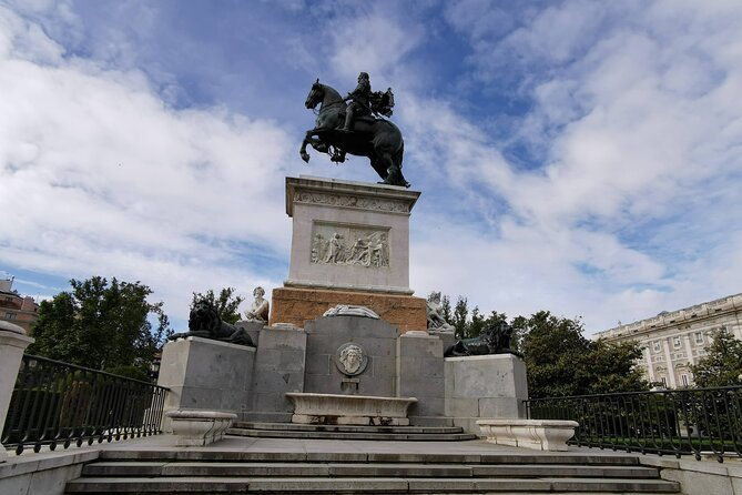 private-walking-tour-to-royal-palace-and-old-town-of-madrid