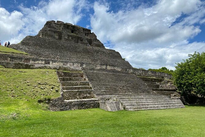 private-xunantunich-mayan-ruins-inland-blue-hole-tour-from-placencia