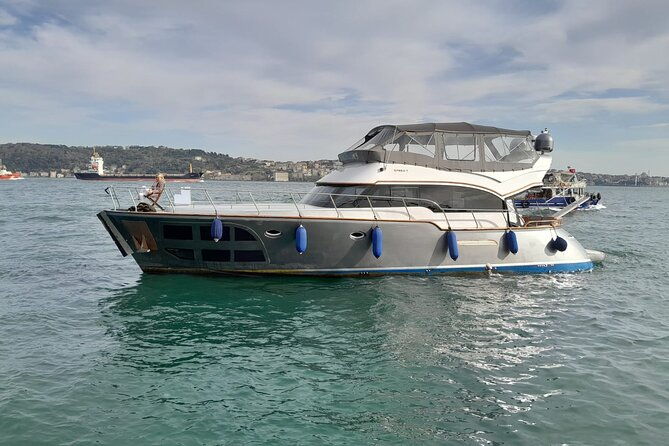 private-yacht-for-surprise-events-birthday-proposal-anniversary-party-etc-2