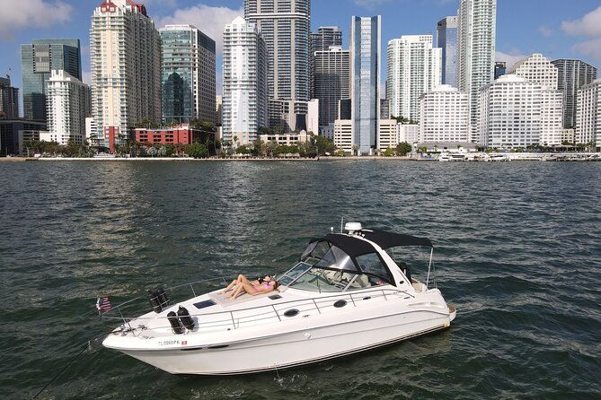 private-yacht-rental-in-miami-up-to-12-people-2
