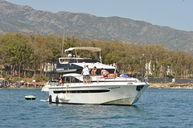 private-yacht-sailing-along-the-marbella-coast