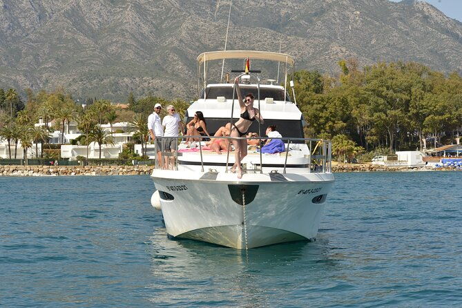 private-yacht-sailing-along-the-marbella-coast