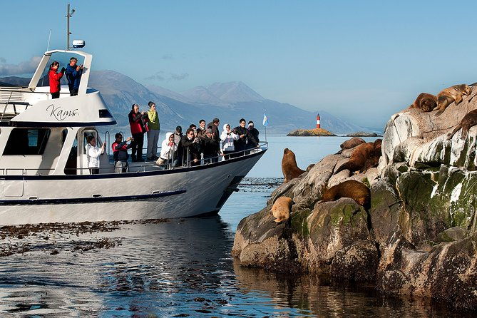 private-yacht-sailing-on-the-beagle-channel