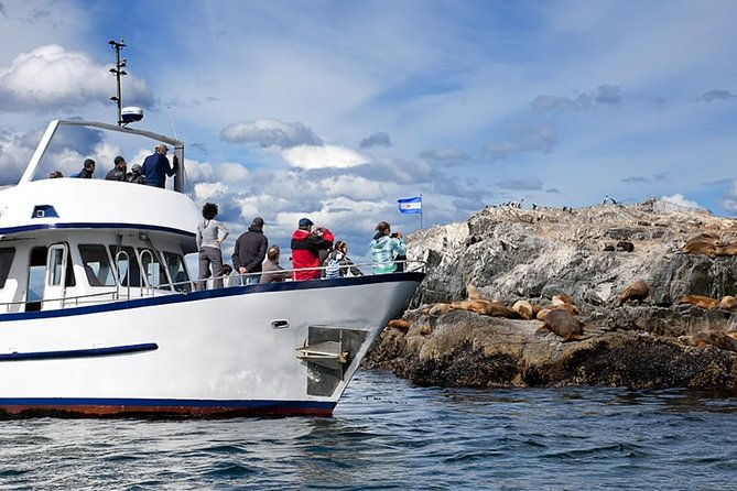 private-yacht-sailing-on-the-beagle-channel