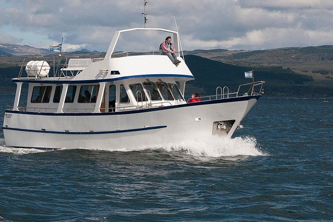private-yacht-sailing-on-the-beagle-channel