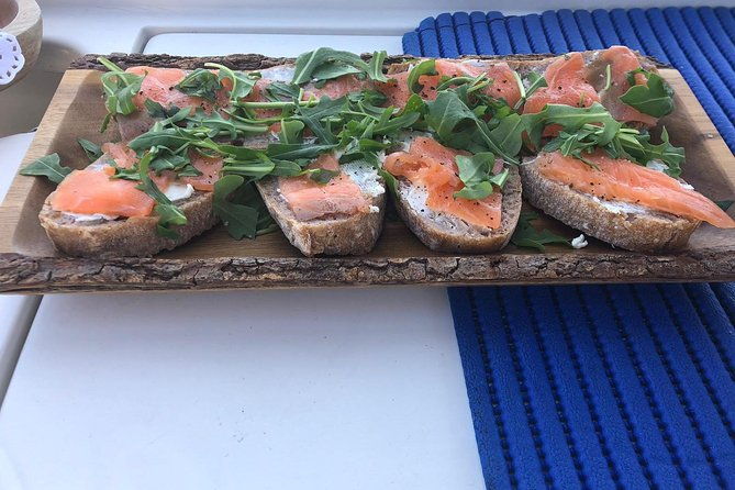 private-yacht-tour-with-whale-and-dolphin-watching-33-foot-boat-2