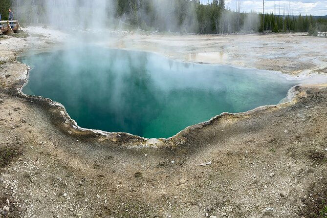 private-yellowstone-tour-4-or-more-people-picnic-binoculars-spotting-scope