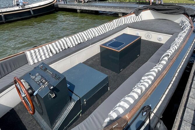 private-zaanse-schans-windmill-cruise-on-luxury-boat