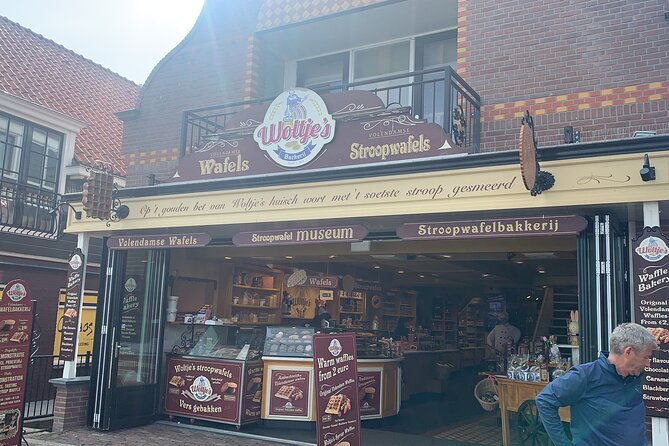 private-zaanse-schans-windmills-and-volendam-tour-from-amsterdam