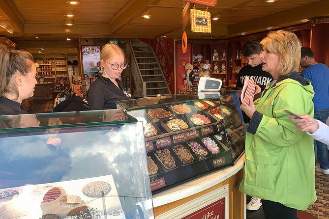 private-zaanse-schans-windmills-and-volendam-tour-from-amsterdam