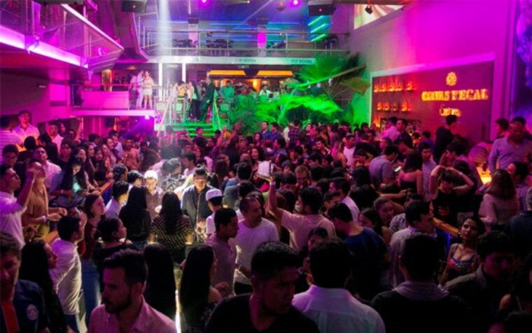 pub-crawl-tour-in-arequipa-with-drinks-and-vip-access