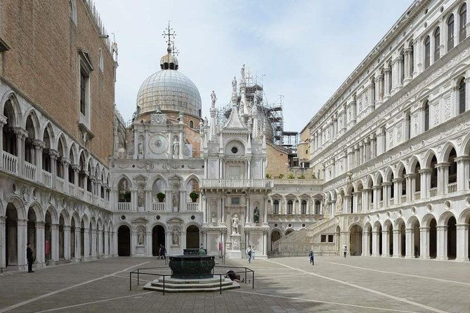 public-tour-powerful-venice