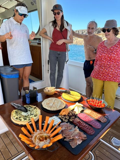 puerto-colon-shared-private-boat-trip-with-snack-drinks
