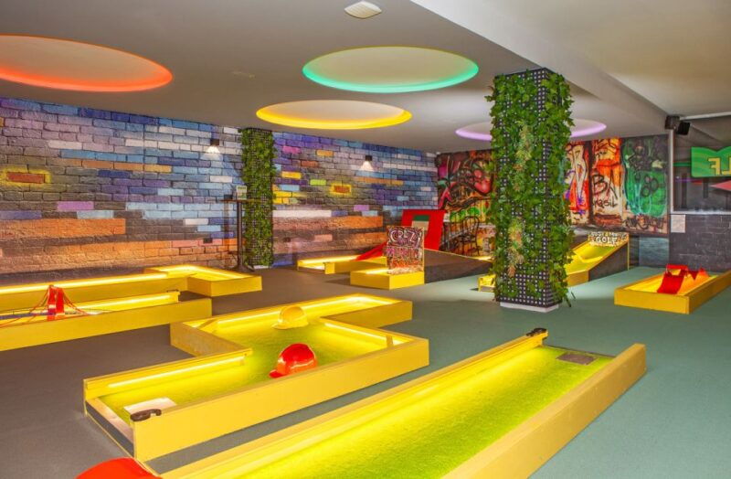 puerto-del-carmen-indoor-18-hole-crazy-mini-golf-experience