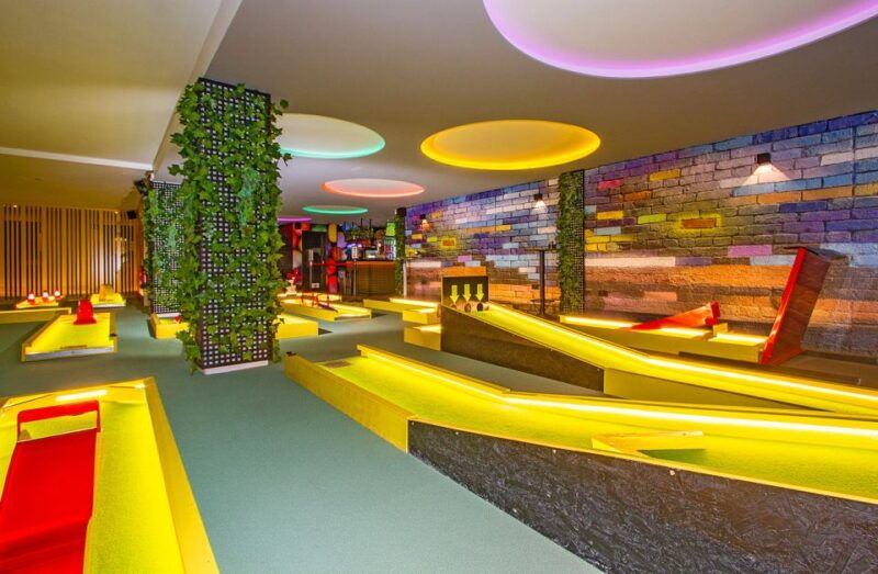 puerto-del-carmen-indoor-18-hole-crazy-mini-golf-experience