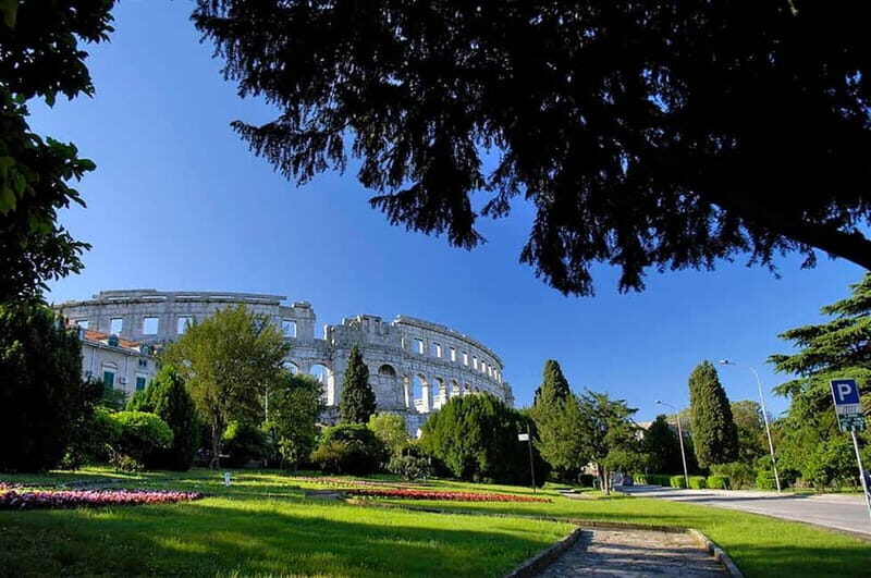 Pula: The evening tour - An In-Depth Look at the Pula Evening Tour