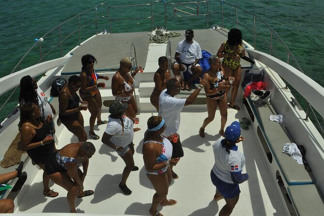 punta-cana-party-boat-snorkeling-with-music-dj-and-open-bar