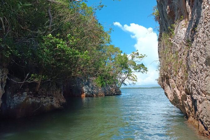 punta-cana-saone-island-in-catamaran-small-groups-with-food