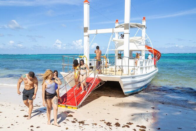 punta-cana-slide-boat-medium-group