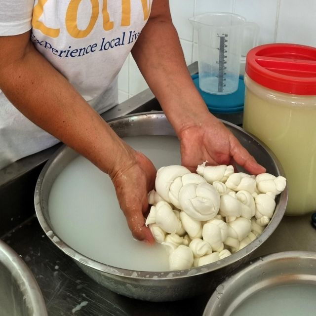 putignano-make-and-taste-still-warm-mozzarella